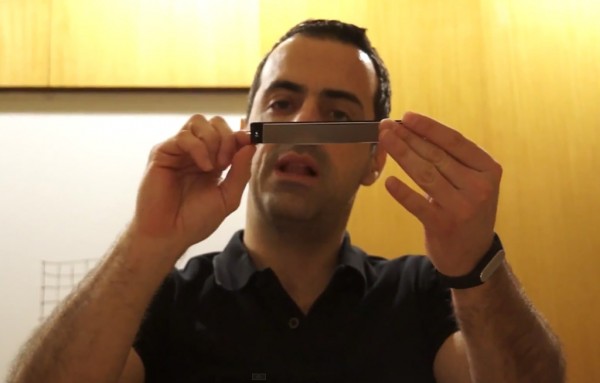 Hugo Barra com seu Xiaomi Mi4i