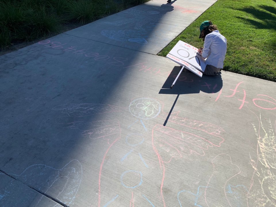 Emperial Young protestando na porta da Netflix de Los Angeles 02