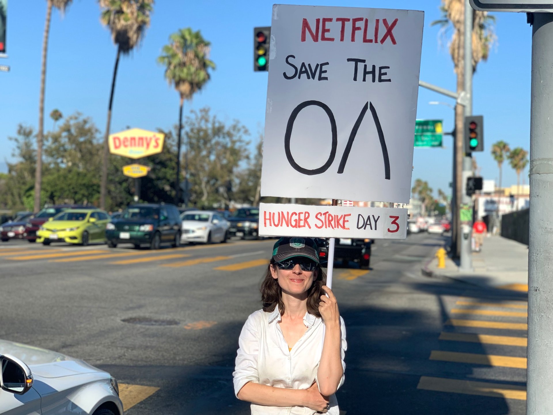 Emperial Young protestando na porta da Netflix de Los Angeles