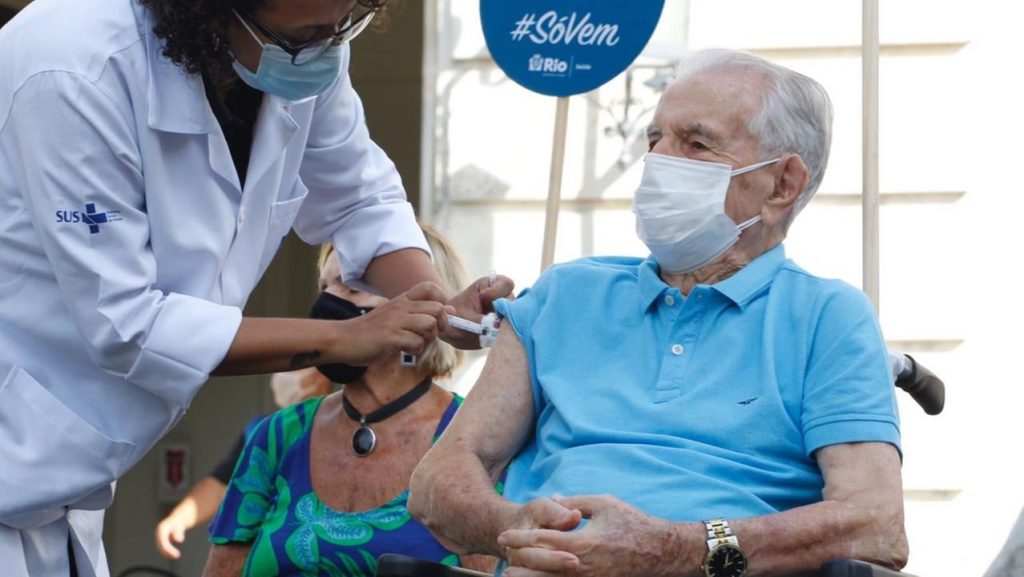 Aos 101 anos o ator e dublador Orlando Drummond  o “Seu Peru” é vacinado contra a Covid-19