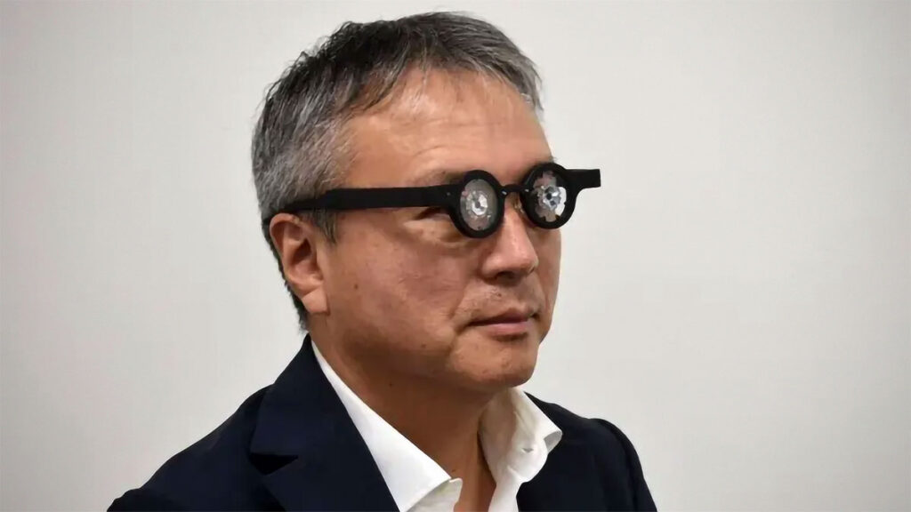 yo Kubota, presidente da Kubota Farmacêutica, experimentando seu óculos inteligente