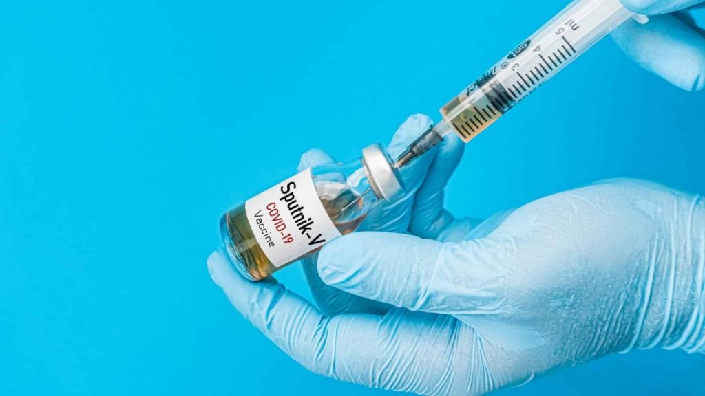 Testes combinando as vacinas de Oxford e Sputnik V começam em fevereiro em Moscou