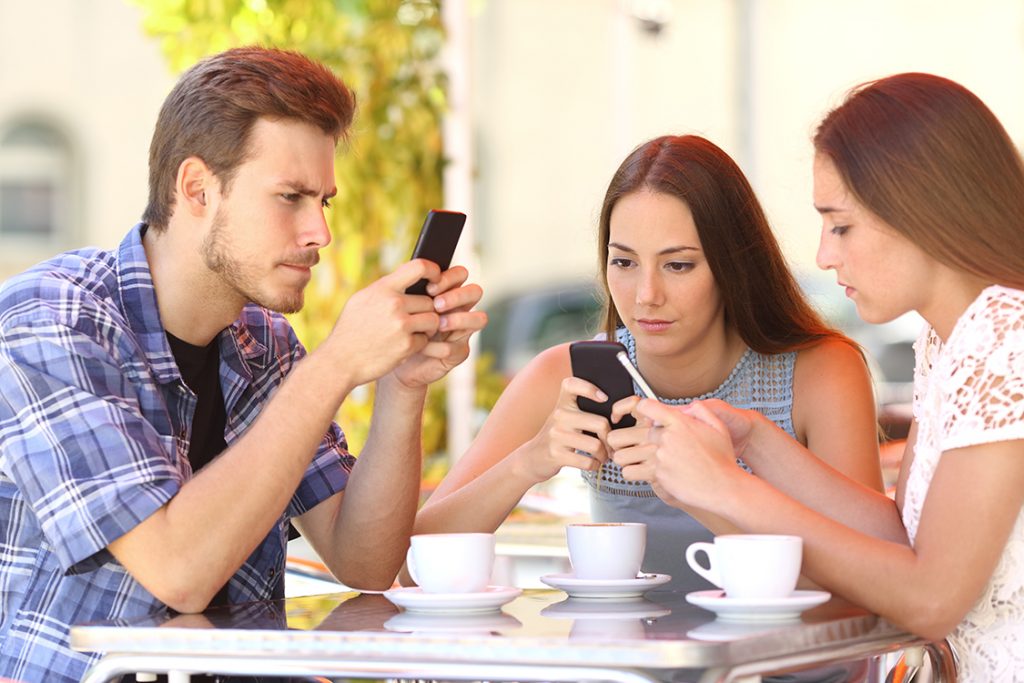 Pessoas usando o celular
