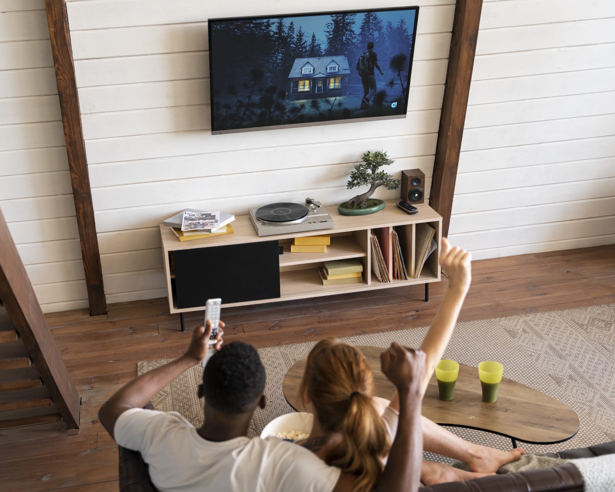 Casal assistindo televisão.