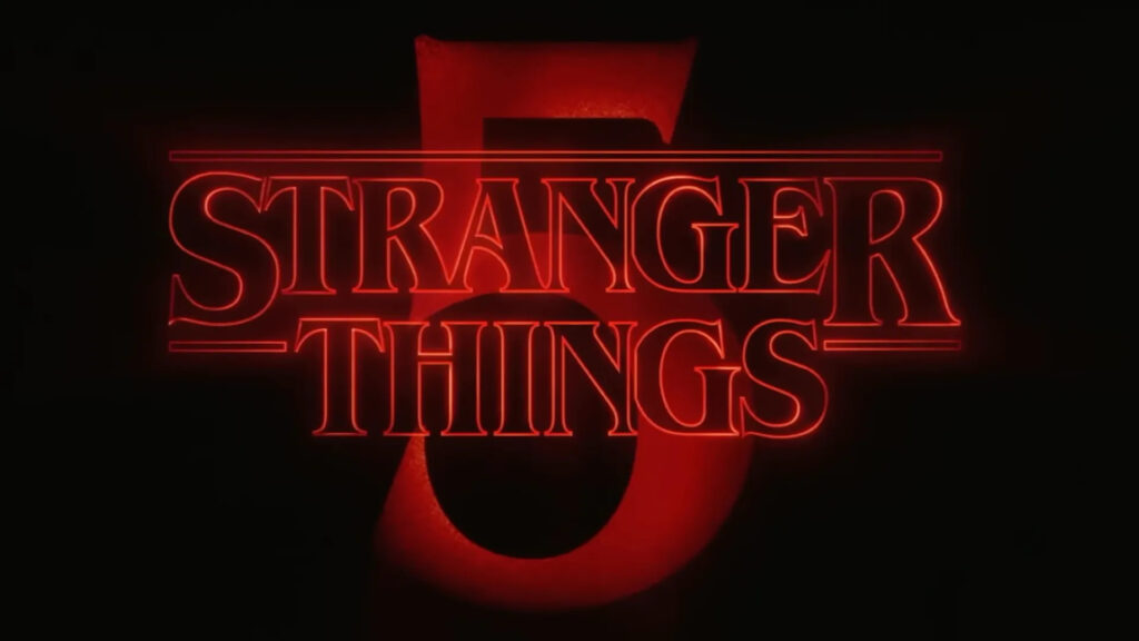 Logo oficial de Stranger Things 5, com o título da série em neon vermelho sobre um grande número cinco.
