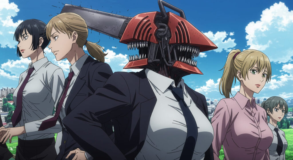 Personagem Chainsaw Man ao centro, com cabeça de motosserra, ao lado de outras caçadoras de demônios de terno, em um dia ensolarado.