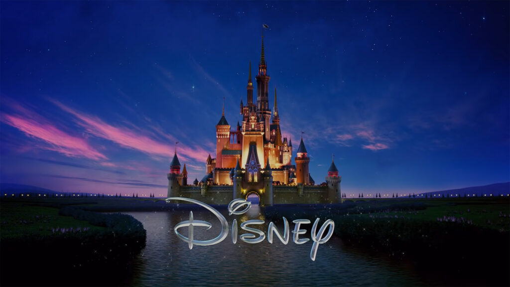 Logo da Disney em frente ao seu icônico castelo de contos de fadas, ilustrando o artigo sobre o processo da empresa contra a IA Midjourney.