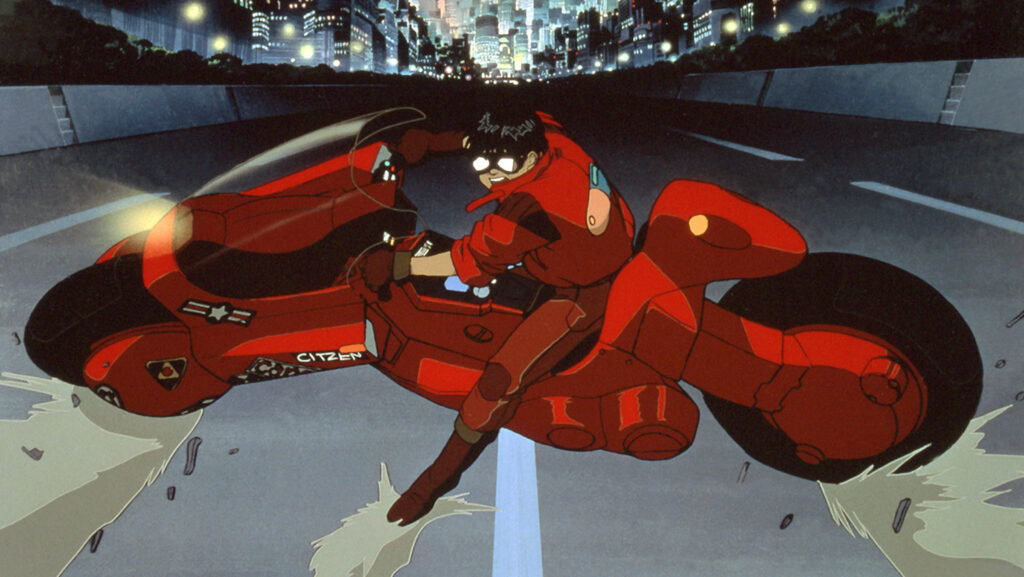 Kaneda em sua moto vermelha derrapando em uma estrada em Neo-Tokyo, cena clássica do anime Akira.