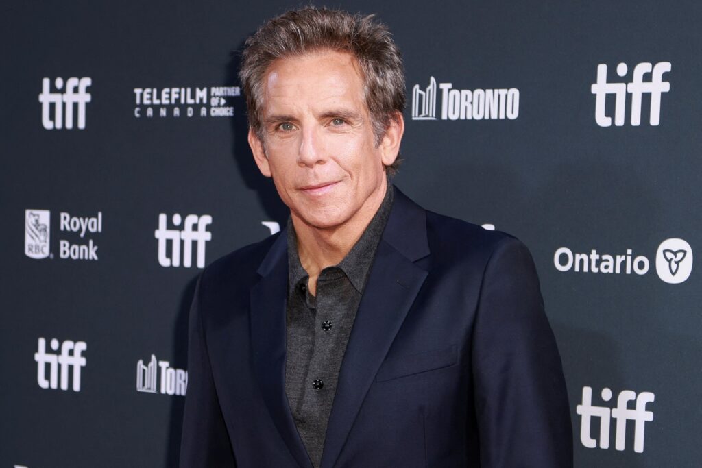 O ator e diretor Ben Stiller em um evento de tapete vermelho.