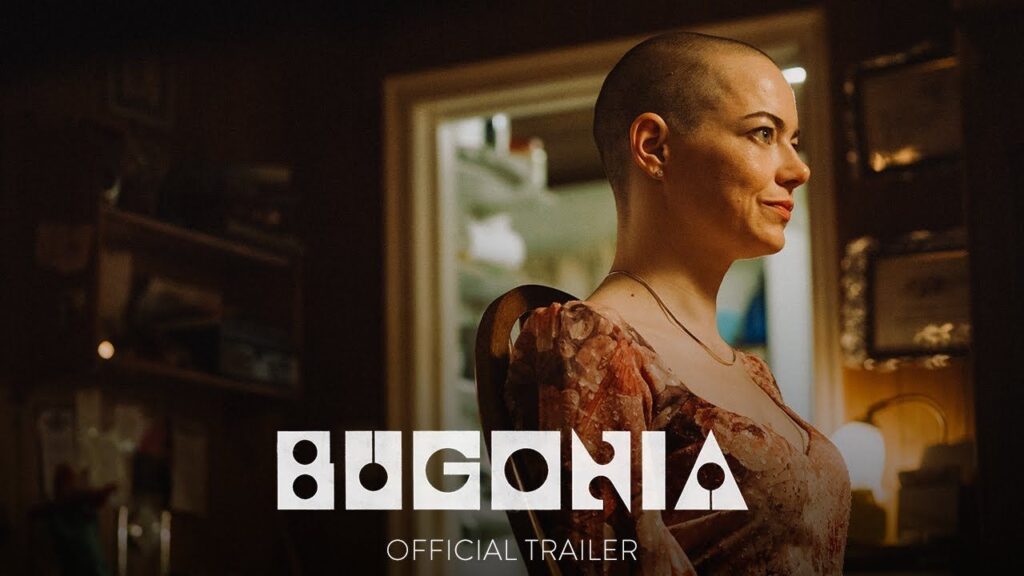 Emma Stone com a cabeça raspada em cena do filme Bugonia, de Yorgos Lanthimos.